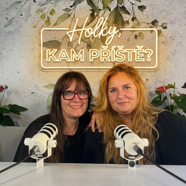 Sylva a Ala u mikrofonů pod svítícím nápisem Holky, kam příště?